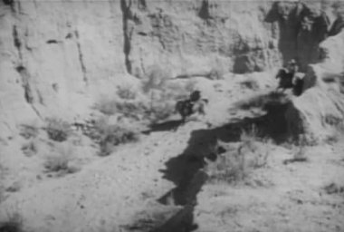 Grup ata kanyonda, 1930'larda dörtnala üzerinde kovboy
