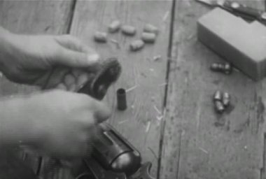 1930'larda mermi kovanları içinde boşluklar koyarak adam Close-up-