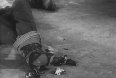 İp, 1930'larda geri almak için kırık şişe kullanarak kovboy kadar bağlı