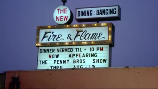 Neon Işareti Restoran Gece Kulübüne Giriş 1970 Lerde Zoom — Stok video