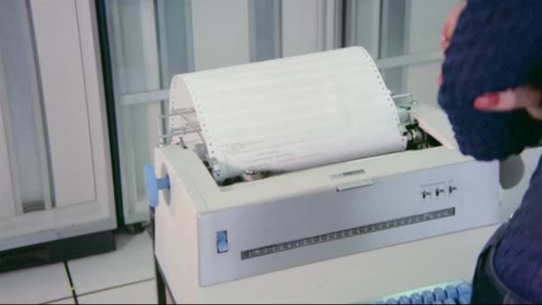 Teleimpresora Recibiendo Mensaje Mecanografiado Laboratorio Informática — Vídeo de stock