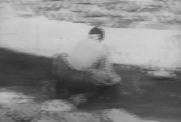 排水をログに乗ってカウボーイ溝 1930 — ストック動画