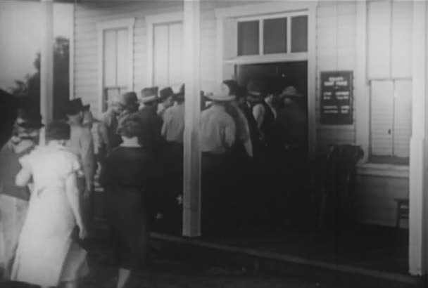 Толпа Входящая Здание Суда Городе 1930 Годы — стоковое видео