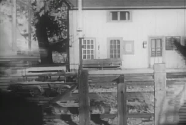 Twee Mannen Lopen Turnstyle Railroad Tracks Jaren 1930 — Stockvideo