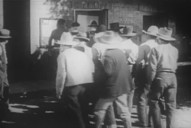 Gruppo Cowboy Riunì Davanti All Ufficio Dello Sceriffo Negli Anni — Video Stock