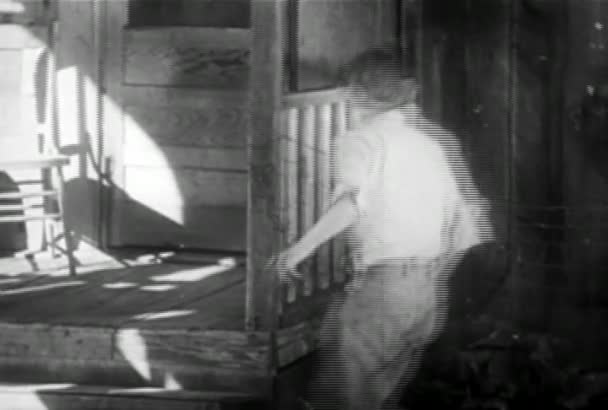 Задний Вид Мальчика Протаскивающего Пистолет Обратно Кобуру Крыльце 1930 Годы — стоковое видео