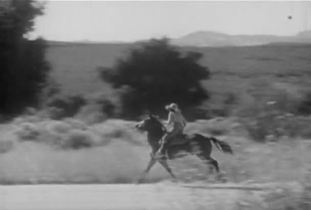 Weitwinkelaufnahme Eines Cowgirls Auf Pferd Das Der Landschaft Galoppiert 1930Er — Stockvideo