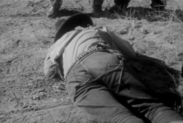 Vista Trasera Del Vaquero Herido Que Mueve Suelo 1930 — Vídeo de stock