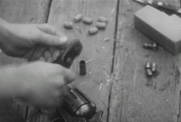 1930 年代の弾丸のケーシング内部の空白を入れて男のクローズ アップ — ストック動画