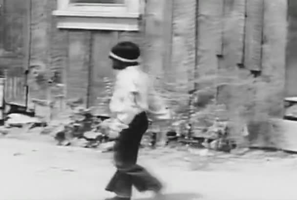 Kislány Fejpánt Gyaloglás Fel Házat Kopogtatott Ajtón 1930 Években — Stock videók