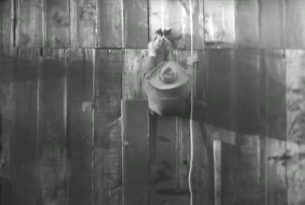 Vaquero Trepando Por Lado Del Granero Cuerda 1930 — Vídeos de Stock