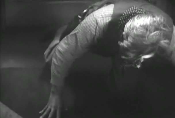 Cowboy Ajoelhado Procurando Algo Chão 1930 — Vídeo de Stock