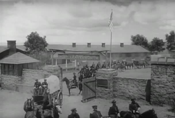Historische Reenactment Von Uns Kavallerie Verlassen Außenposten — Stockvideo