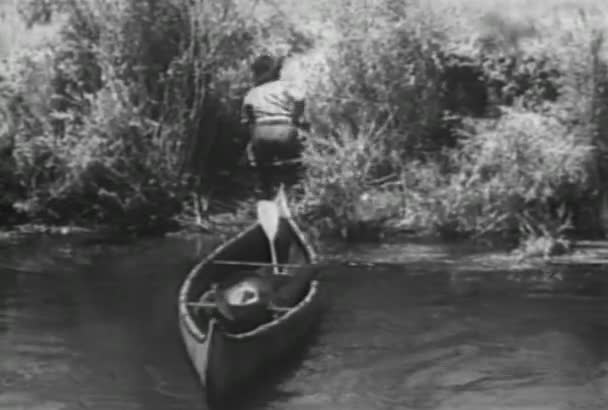 Ковбой Оставил Человека Сознания Каноэ 1930 Годы — стоковое видео
