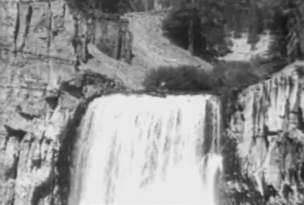 Kanot Faller Ner Vattenfall Mammoth Lakes 1930 Talet — Stockvideo