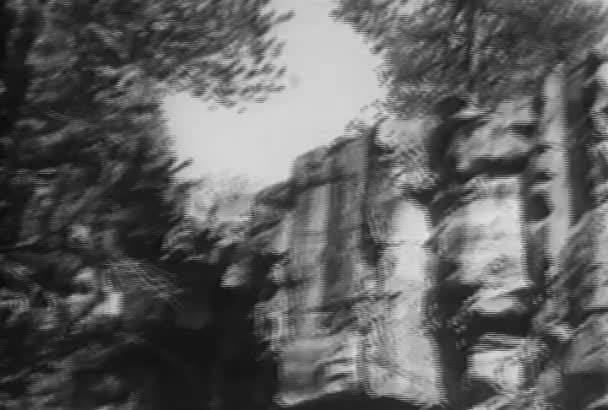 1930 崖から押し出された体の低および高角度のビュー — ストック動画