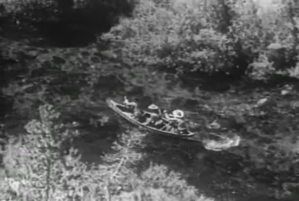 Män Paddling Två Roddbåtar Floden Dalen 1930 Talet — Stockvideo