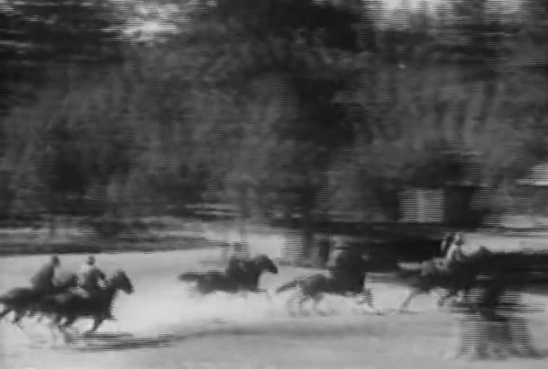 Grupp Män Som Galopperar Hästrygg Genom Landskapet 1930 Talet — Stockvideo