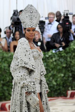 Rihanna (John Galliano tarafından özel Maison Margiela giyen) Heavenly Bodies için gelenler: Moda ve Katolik Hayal Met Gala Kostüm Enstitüsü Yıllık Benefit - Bölüm 3, Metropolitan Sanat Müzesi, New York, Ny Mayıs 7, 2018. Fotoğraf: Kristi