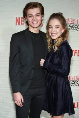 Elijah Stevenson, Sydney Sweeney her şey berbat için gelenler! Dizinin Prömiyeri Netflix, Amc Loews 34th Street 14, New York, Ny 31 Ocak 2018. Fotoğraf: Jason Mendez / Everett Koleksiyonu