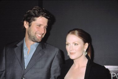 Bart Freundlich ve Julianne Moore IFP Gotham Ödülleri 'nde, NY 9/26/2002, CJ Contino tarafından