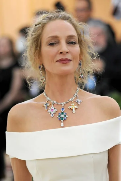 Uma Thurman Agli Arrivi Heavenly Bodies Fashion Catholic Imagination Met — Foto Stock