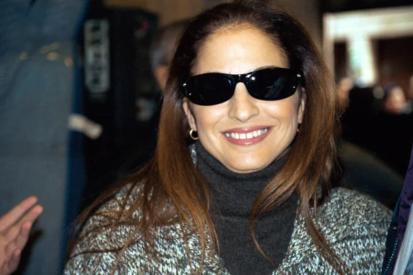 Gloria Estefan Fuori Dallo Studio Live Regis Kelly 2003 — Foto Stock