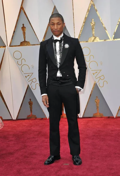 Pharrell Williams Portant Chanel Aux Arrivées Pour Les 89E Oscars — Photo