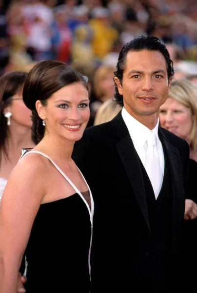 Julia Roberts Vintage Valentino Benjamin Bratt Academy Awards 2001 Por — Fotografia de Stock