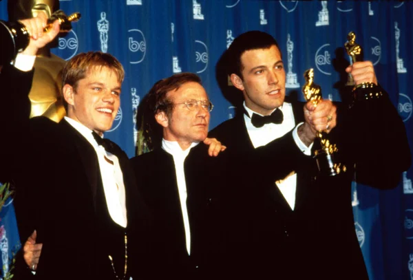 Matt Damon Robin Williams Ben Affleck Con Sus Premios Academia — Foto de Stock