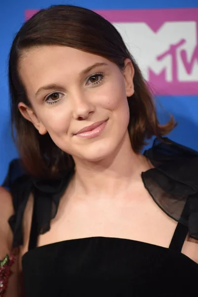 Millie Bobby Brownová Při Příjezdu 2018 Mtv Vmas Příjezdy Rozhlas — Stock fotografie