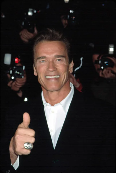 Arnold Schwarzenegger Při Detekční Kontrole Kolaterální Škody 2002 — Stock fotografie