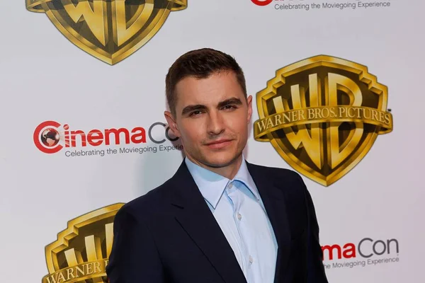 Dave Franco Vid Ankomster För Warner Bros Pictures Inbjuder Dig — Stockfoto