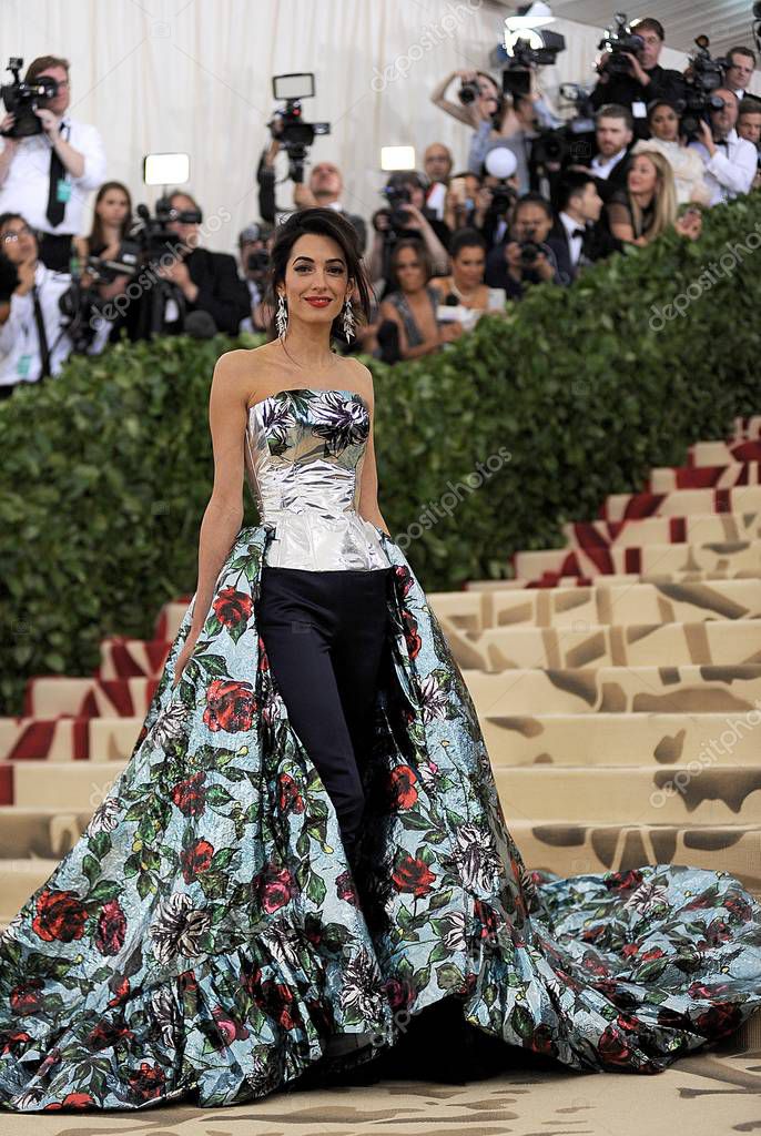 Amal Clooney Indossando Richard Quinn Agli Arrivi Heavenly Bodies Fashion Foto stock editoriale di everett225 267280226