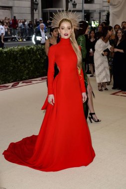 Amber Heard, Carolina Herrera Heavenly organları için gelenler: moda ve Katolik hayal met Gala Kostüm Enstitüsü yıllık yararı-Bölüm 1, Metropolitan Museum of Art, New York, NY Mayıs 7, 2018. Fotoğraf: Kristin Callahan/Everett Collec