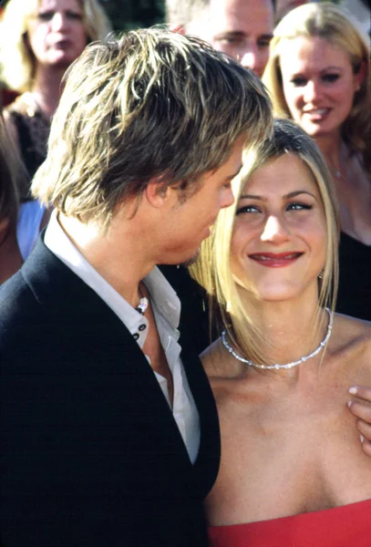 Brad Pitt Avec Son Épouse Jennifer Aniston Aux Emmy Awards — Photo