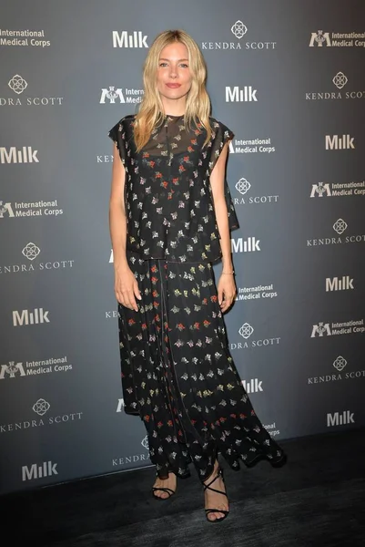 Sienna Miller Aux Arrivées Pour International Medical Corps Summer Benefit — Photo