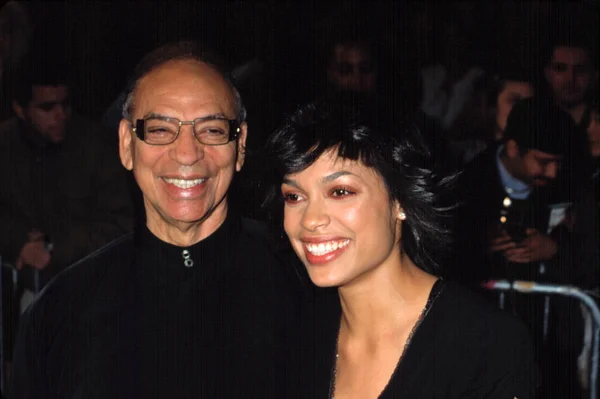 ロザリオ ドーソンと彼女の父親は ニューヨークの歩道の初演で 2001 Contino — ストック写真