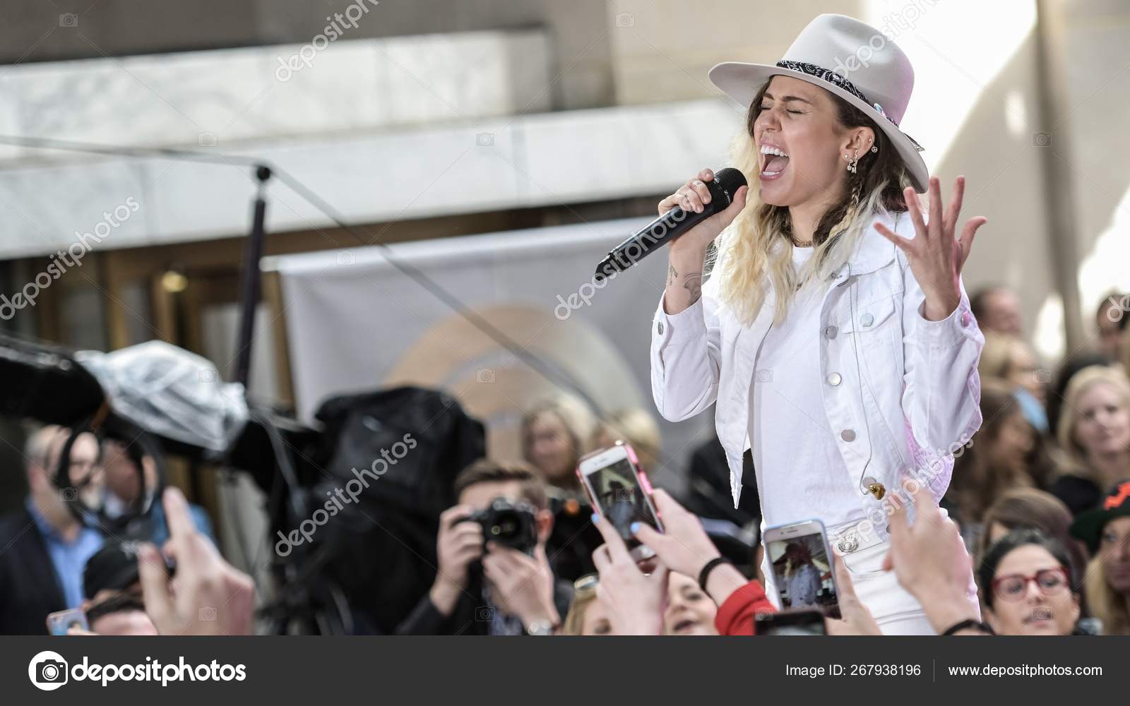 Miley Cyrus Stage Nbc Today Show Concert Miley Cyrus Rockefeller