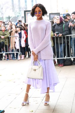 Jourdan Dunn (bir Michael Kors kıyafeti ve Roberi & dolandırıcılık güneş gözlüğü giyen) Michael Kors Collection Fall 2018 pist gösterisi, Vivian Beaumont Tiyatrosu Lincoln Center, New York, NY Şubat 14, 2018 için katılım. Fotoğraf: Jason Mendez/Everett coll
