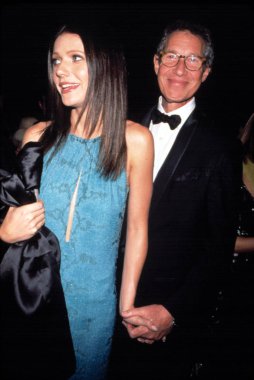 Gwyneth Paltrow Gucci giyiyor, Bruce Paltrow Metropolitan Sanat Müzesi'nde Kostüm Enstitüsü galasında, 12/6/99