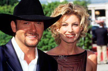 Tim McGraw ve eşi Faith Hill 1999 Akademisi ülke Müzik Ödülleri 'nde. Fotoğraf Robert Hepler