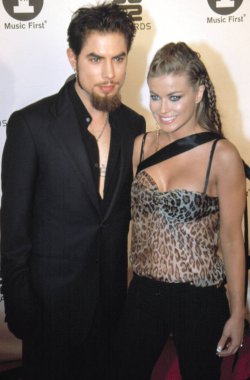 Carmen Electra ve Dave Navarro VH1 En Iyi 2002 Ödülleri, 12/15/2002, La, CA, Robert Hepler tarafından.