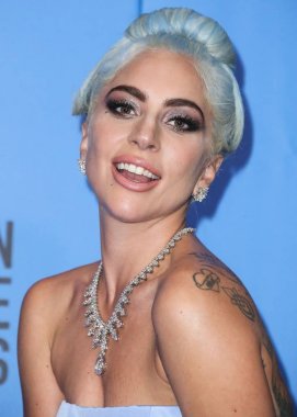 Beverly Hills, Los Angeles, CA, ABD-Ocak 06: aktris/Singer Lady Gaga (Stefani Joanne Angelina Germanotta) bir Valentino elbisesi giyen, Giuseppe Zanotti Ayakkabı ve Tiffany ve Co Takı 76 yıllık Altın Küre Ödülleri basın odasında pozlar