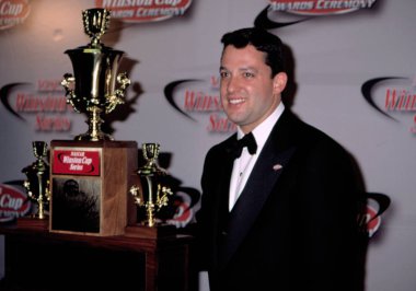 NASCAR Winston Cup töreni 'nde Tony Stewart w/Winston Cup, NY 12/6/2002 