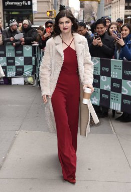 Alexandra Daddario, Build Studios 'da seen yeni Netflix filmi tanıtmak için ne zaman Ilk tanışmıştık ve hakkında Celebrity candids için-Mon,, New York, NY Ocak 29, 2018. Fotoğraf: Derek Storm/Everett Collection