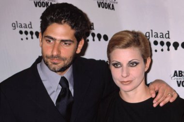 Michael ımololi eşi ile, GLAAD Medya Ödülleri 'nde, NYC, 4/16/2001, CJ Contino tarafından.