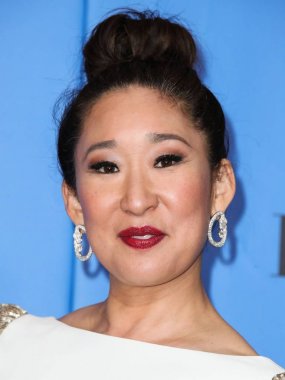 Aktris Sandra Oh Stella Mccartney elbise giyiyor, Casadei ayakkabı, ve Forevermark takı Ocak'ta Beverly Hilton Hotel'de düzenlenen 76 Yıllık Altın Küre Ödülleri basın odasında poz 