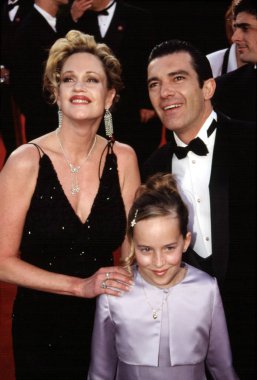 Melanie Griffith, Antonio Banderas ve kızları Akademi Ödülleri 'ne geliyor, Mart, 2000