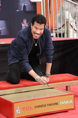 Lionel Richie, Lionel Richie El İzi & Ayak İzi Töreni, Tcl Çin Tiyatrosu (eski adıyla Grauman's), Los Angeles, Ca Mart 7, 2018 için indüksiyon töreninde. Fotoğraf: Michael Germana / Everett Koleksiyonu